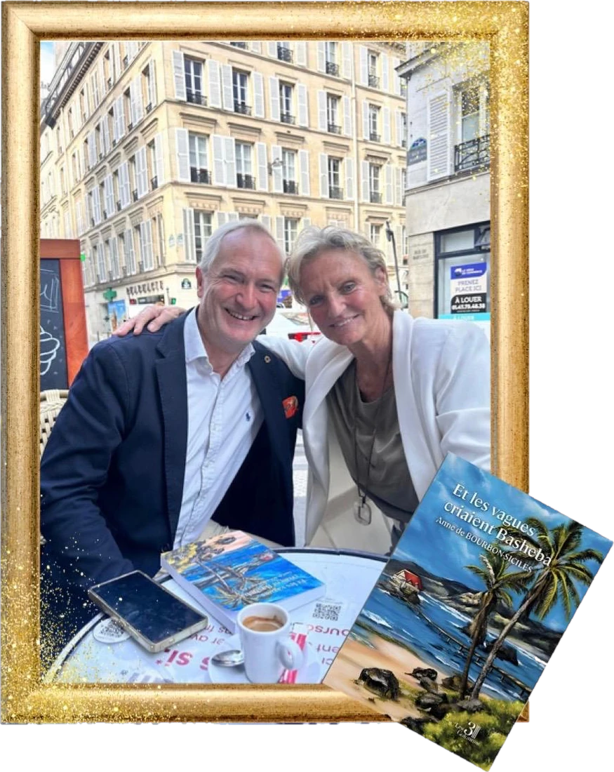 Photo encadrée d'une rencontre en terrasse, avec le livre « Et les vagues criaient Basheba » d'Anne de Bourbon-Siciles